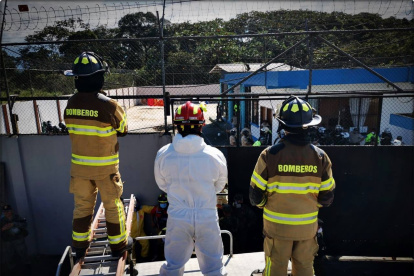 Rebelión. Policías y militares sofocaron el lunes un motín en la cárcel del Puyo. Presos pedían más atención.