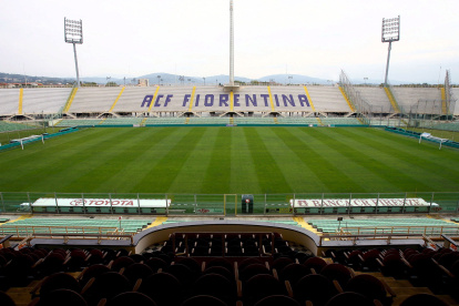 Vista del estadio "Artemio Franch" en Florence, Italia, uno de los escenarios que lucen desolados por la inactividad de la Liga Serie A
