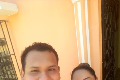 Recuerdo. Jhon Guaranda junto a su esposa Marianela, una enfermera que falleció a los 28 años de edad.