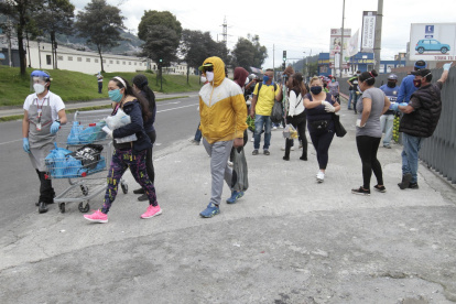 Familias enteras se movilizaron ayer por varios sectores de Quito rompiendo las medidas de aislamiento. Este relajamiento preocupa a las autoridades.