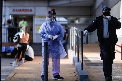 En múltiples ocasianes, el personal de salud en Ecuador ha denunciado la falta de protecciones.