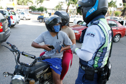 Motos. En diferentes sectores de Guayaquil, los motociclistas incumplen también con la norma.