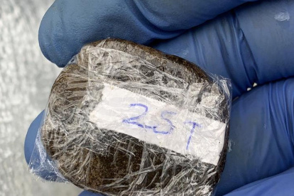 Hachís encontrado en un paquete que era repartido por Glovo.