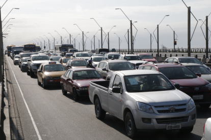 El flujo vehicular es alto en el puente de la Unidad Nacional.