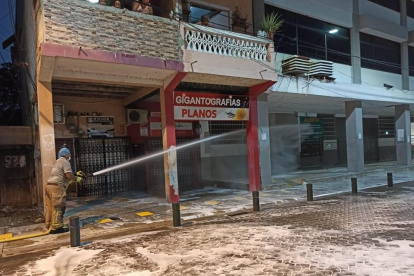 Trabajo. Bomberos del cantón guayasense participan en las tareas de desinfección.