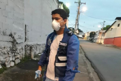 Agente de la ATM herido y asaltado por antisociales en Guayaquil.