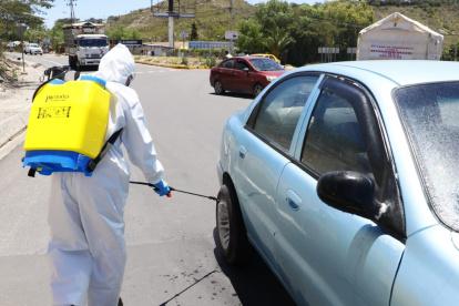 El Municipio de Quito desinfecta autos en los ingresos a la ciudad