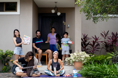 Diana Velasquez Caicedo se suma al proyecto #frontporchproject con sus vecinos de Puerto Azul en Guayaquil.