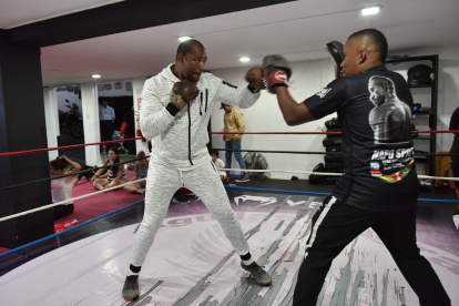 Luis Castillo (derecha) en un entrenamiento con su excolega, Beber Espinoza, en Quito.