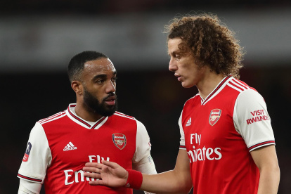 Alexandre Lacazette (i) y David Luiz (d) forman parte del grupo de jugadores que evadieron las disposiciones de aislamiento social.