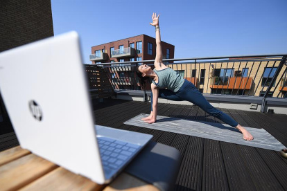 La italiana Claudia Spurio da clases de yoga desde su departamento en Londres, a través de la plataforma Zoom.