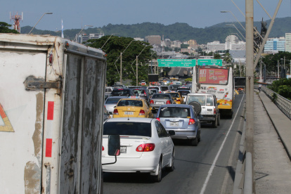 Aglomeración de vehículos en el puente de la Unidad Nacional.