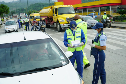 Operativo de control de placas y de salvoconductos en Guayaquil.