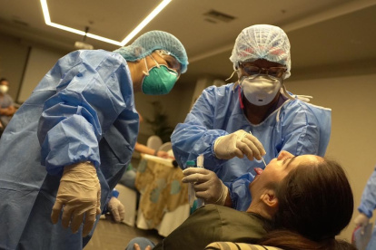 Expertos realizan el examen de COVID-19 a una persona.