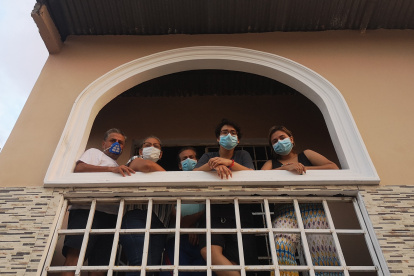 Familia López Sáenz, en el balcón de su vivienda, ubicada en el suburbio.