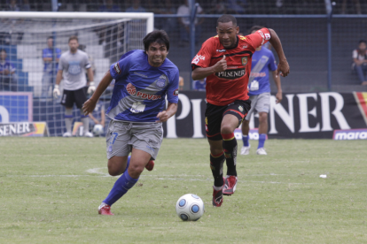 El exatacante de Emelec, Franco Mendoza (i) afirmó que aún le guarda cariño al club azul.