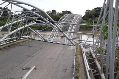 La tarde de este jueves se desprendió el puente de Colimes, en Guayas, mientras circulaba un tráiler.