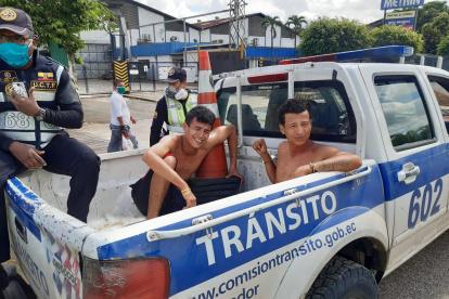 En Guayaquil, un agente de la ATM fue herido con un cuchillo por personas que se movilizaban en una moto
