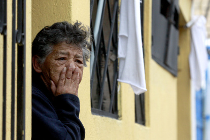 En el sector de La Comuna, en el noroccidente de Quito, personas de escasos recursos dicen que necesitan víveres.