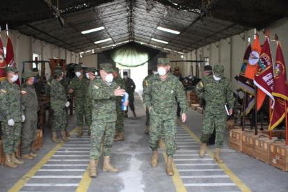 El comandante del Ejército Luis Altamirano visitó un reparto militar en el sur de Quito.