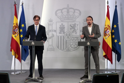 A handout picture released by the Moncloa Palace shows Spanish Health Minister Salvador Illa and Spanish Deputy Prime Minister for Social Rights and Sustainable Development Pablo Iglesias (R) holding a press conference in Madrid on April 23, 2020 amid a national lockdown to fight the spread of the novel coronavirus. - Spain said 440 people died in the past 24 hours from the new coronavirus, a slight increase for the third day running, bringing the overall death toll to 22,157. (Photo by Jose Maria Cuadrado Jimenez / LA MONCLOA / AFP) / RESTRICTED TO EDITORIAL USE - MANDATORY CREDIT "AFP PHOTO / LA MONCLOA / JOSE MARIA CUADRADO JIMENEZ" - NO MARKETING - NO ADVERTISING CAMPAIGNS - DISTRIBUTED AS A SERVICE TO CLIENTS