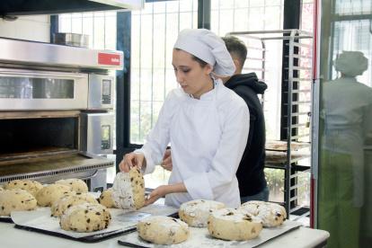 Entre los emprendimientos que se financian a través de plataformas están negocios que producen ropa y bisutería artesanal, alimentos con granos y  chocolate, y otras que permiten dar fondos a restaurantes, cafeterías y panaderías pequeñas que no laboran con entrega a domicilio.