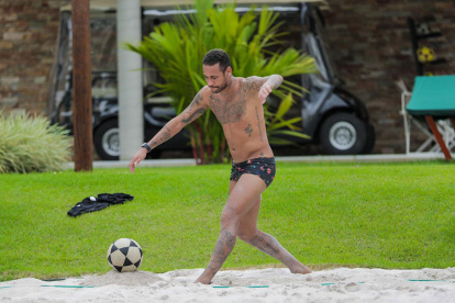 Neymar entrena en su masión de Río de Janeiro donde dispone de amplios espacios para cumplir con el distanciamiento social.