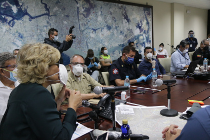 Reunión. La alcaldesa Viteri, en el COE cantonal.