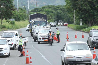 Control de salvoconductos en la vía a la costa. La Comsión de Tránsito realiza el control.
