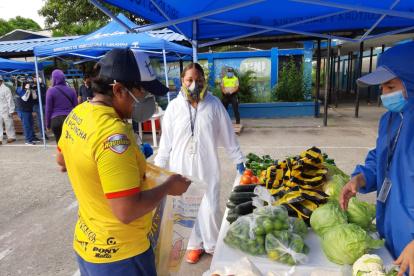 Actividad. Hasta el colegio llegaron moradores del sector en busca de productos.