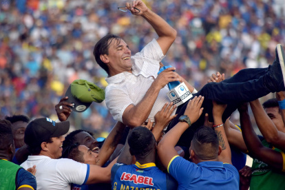 Los tiempos felices parecen haber quedado atrás. Fabián Bustos afirmó que Delfín no le ha pagado el premio del campeonato 2019.