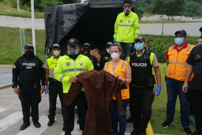 Iniciativa. Hasta el momento Alas para Ecuador ha entregado 1.000 trajes de bioseguridad.