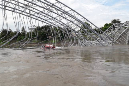 Tras el colapso de la estructura, 18 mil habitantes de la cabecera cantonal y de varios recintos permanecen incomunicados.
