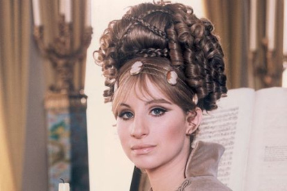 En 1983 Barbra debutó como directora con Yentl y fue la primera película en ser dirigida, producida, escrita y protagonizada por una mujer.