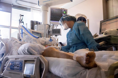 Los síntomas típicos de coronavirus constan de fiebre, tos y dificultad para respirar.