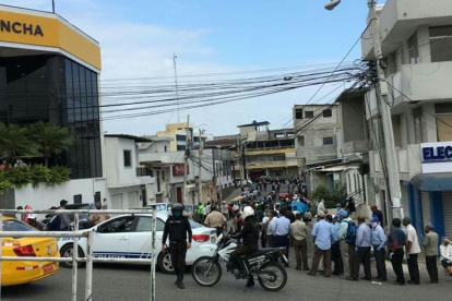 La Libertad. Ese es el panorama diario en los exteriores de los bancos.