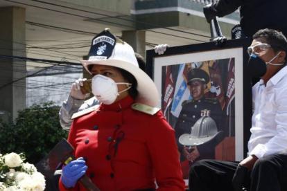 El bombero murió 11 días después de que se registrara el deceso de su esposa.