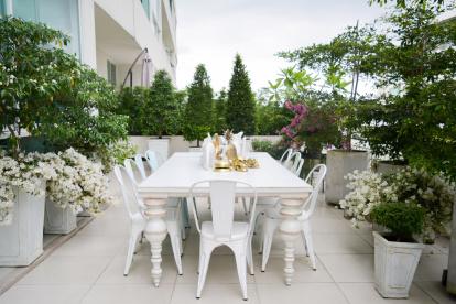 Comer en exteriores le ayuda a conectarse con la naturaleza y relajarse.