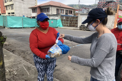 Funcionarios municipales llevaron kits alimenticios a moradores del sector de La Comuna