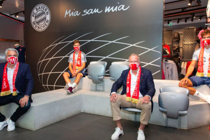 El Gobierno alemán sugiere que la Bundesliga se reanude jugando con protecciones para todos los futbolistas en cancha. Algunos clubes como el Bayern Munich ya empezaron la campaña.