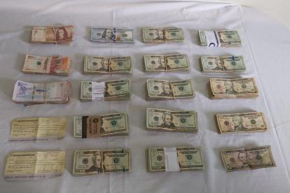 Entre las evidencias la Policía encontró dinero en efectivo, un arma de fuego, una caja fuerte y otros objetos