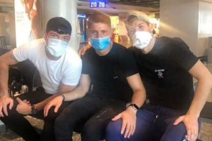 Guanca (d) junto a Vittor (i) y Gil (c) en el aeropuerto de Frankfurt donde se encuentran varados.