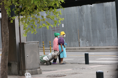 Hecho. En Guayaquil, pese a las restricciones, todavía se observa a adultos mayores circulando por las calles