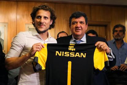 El exfutbolista fue anunciado en diciembre del año pasado como nuevo entrenador del Peñarol. Recibió la camisa del presidente del club, Jorge Barrera (d).