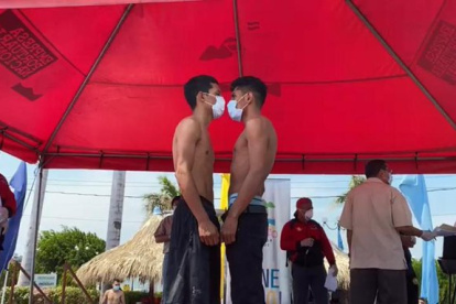 Los boxeadores usaron mascarillas ayer en el pesaje. La cartelera se realizará hoy en el complejo Polideportivo Alexis Arguello de Managua, Nicaragua y será transmitida en vivo por ESPN Knock Out.
