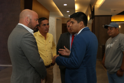 Jaime Estrada (d) es el nuevo presidente de la FEF en reemplazo de Francisco Egas, quien ahora es tercer vocal.