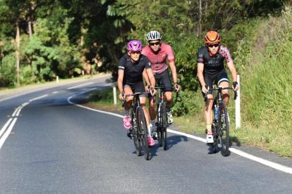 Elizabeth Bravo (i) durante un entrenamiento por las carreteras de Mooloolaba junto a Armando Matute (c) y Xisca Tous (d).