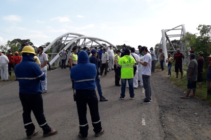 Preocupación. Autoridades y técnicos en el sitio del puente destruido analizan soluciones al aislamiento.