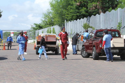 GUAYAQUIL. Un familia retira los restos de un pariente que falleció en estos días en un hospital público ubicado en el sector del Guasmo, en el sur de la ciudad.