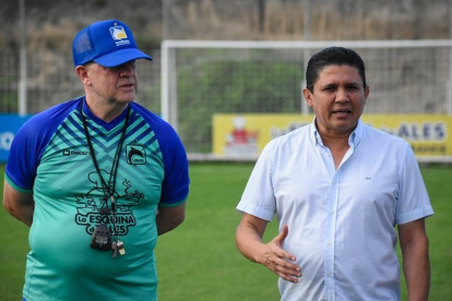 El entrenador del Delfín, Carlos Ischia (i), viajó junto a su cuerpo técnico hacia Argentina con autorización del presidente del club, José Delgado (d).